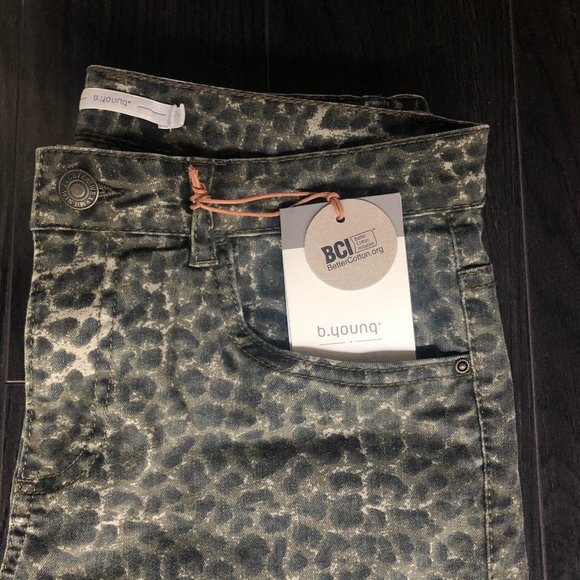 NWT b.young Leopard Print Pants - Picture 6 of 7